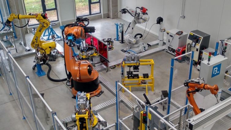 Digitální dvojče výrobní linky s průmyslovými roboty šetří čas